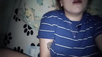 Мастурбирует узкую киску