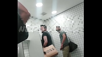 Muito Bom Pega__o Em Banheiro P_blico. Quero Fazer Putaria Igual Esses Machos.