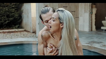 Freeze Paparazzi With Veronica Leal