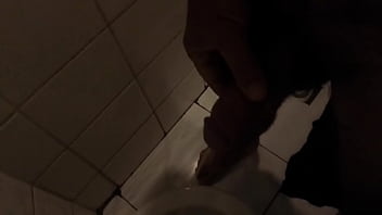 Mijando No Banheiro – mijada-de-pau-duro, mijando-no-banheiro – Video 829024