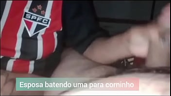 Corno Recebendo Uma Punheta