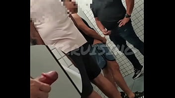 Meu F_ Disse Ter Lembrado Do Mr. Chupando No Banheiro P_blico