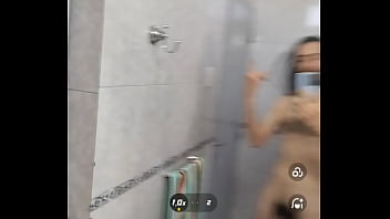 Gozando La Música En El Baño