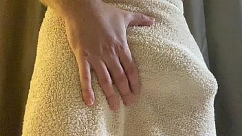 Shaking My Big British Dick Until It Bursts Out From Under The Towel – Look At The Size Of That Thing!