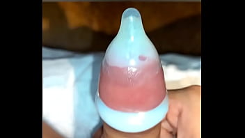 艰难的套上最小号避孕套2个，并射精榨干