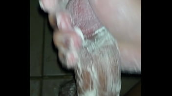 用洗面乳打手槍 手速快大量射精