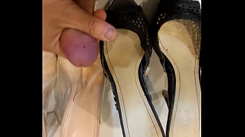 Corrida Sobre Tres Pares De Sandalias