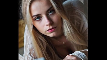 Belle Femme Ai, Blonde De 18 Ans Avec De Beau Seins Et Un Corp Parfait