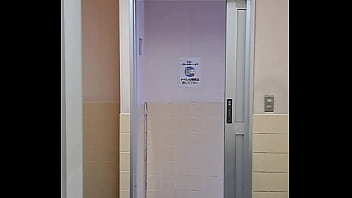 公共のトイレで全裸になってみた