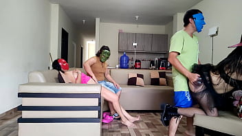 Inicio La Fiesta De Sexo Casero Con Las Invitadas Mas Esperadas!! Vestidas De Brujas Quieren Ser Folladas Por Estos Macho Alfa De Grandes Cuerpos Esbelticos. Porno Real Casero De Brujas Sexy