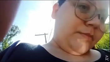 Gordinha De óculos Mostrando Os Seios Na Rua.