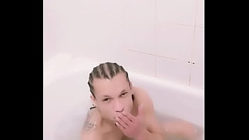 Lipslovertje Taking A Bath And Is Horny.