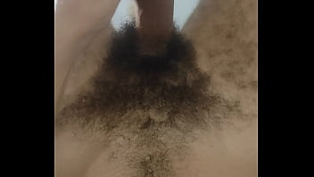 Dotado Pentelhudo Tomando Banho Com Pau Duro