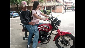 Estaba Ense_ando A Mi Vecina Dek Barrio Andar Moto, Pero La Cachonda Se Me Sento En Mis Piernas Y Me Excito Que Rico