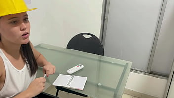 Llega Una Constructora Sexy Hacer Unos Arreglos En Mi Casa Y Termina Calentandome Hasta Follarme Y Hacerme Correr En Ella