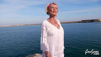 Eva, 70 Ans, Dresse Deux étalons Fougueux