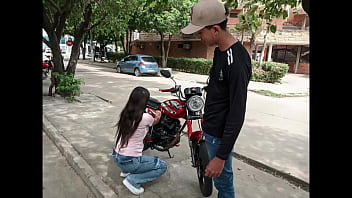 Mi Nueva Amiga De La Universidad Me Estaba Ayudando A Arreglar La Moto Y Me Cobro Con Sexo