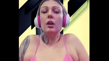 Eu Toda Suada Até Buceta Escorrendo E Louca De Tesao Na Academia Chamei Minha Amiga Pra Vim Tomar Banho Comigo No Vestiário .(se Pagamos Ali Mesmo Publico)