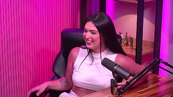 Ela Arrancou A Roupa Da Gostosa