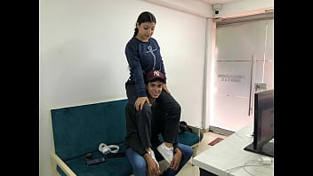 Hermanastra Montate Encima De Mis Hombros, Pero Ya Sabes Que Me Dejas Meter Mi Pene En Tu Boca