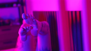 Latin Girl Sucks Her Sexy Toes With Masturbation