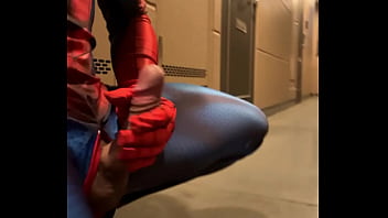 外で射精するスパイダーマン