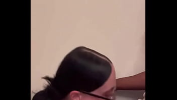 Garota Nerd Chupando Estranho No Banheiro