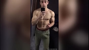 Argentino Musculoso Y Pijudo Frente Al Espejo
