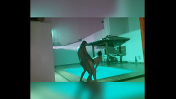 Comendo A Gostosa Da Bruna Santiny Em Frente A Piscina Na Chuva