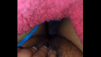 Masturbándome A Escondidas Mientras Mi Familia No Me Ve