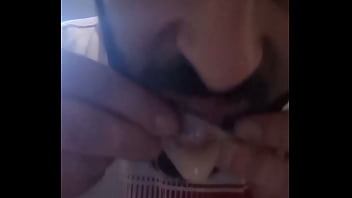 Angelo Maurice Tragando Más Leche