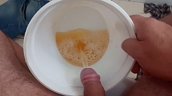 Pissing In A Bucket – pissing, piss, bucket – Video 658332