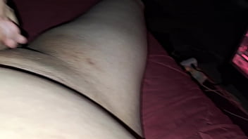 Perimena Sto Krevati Tis Filis Mou