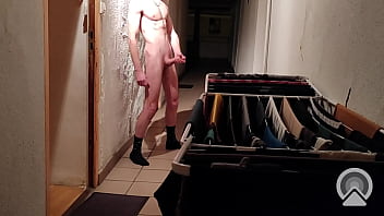 Exhibe Dans Le Couloir