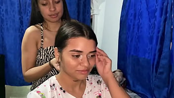 Mientras Me Arreglo Las Uñas Me Follo Con La Estilista Y Le Meto El Consolador