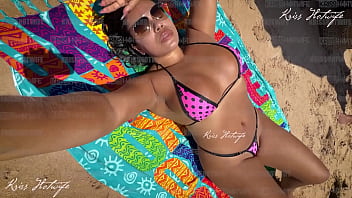 Dia De Sol, Fazendo O Que Mais Amo: Me Exibir Com Meus Micro Biquinis Na Praia. Buceta Fica Pulando