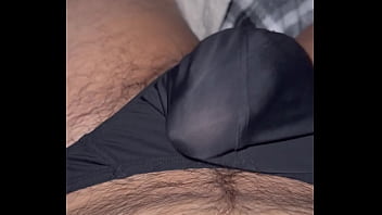 Jugando En Slips Negros Satinados