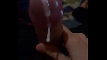 Chico Masturbándose Hasta Correrse En Su Cama