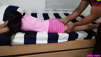 Mi Padrastro Me Engaño Para Hacerme Masaje Y Tocar Mi Culo