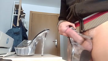 Follada Y Corrida Sobre Zapatos Pole