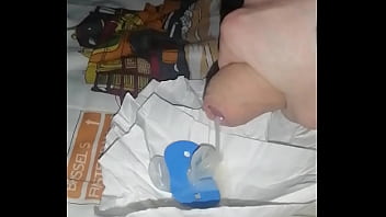 Une Grosse Charge Pour Sa Tétine