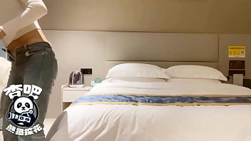 熊猫探花-_来吧，宝贝，快来艹我吧_身材高挑前凸后翘的新疆辣妹在床上热情奔放