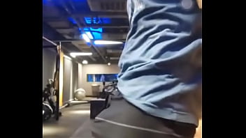 Homem Safado De Bermuda Tactel Mostrando A Mala Na Academia | Tactefilia Na Net