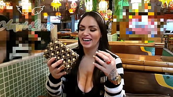 Angel Lima Sem Calcinha No Restaurante
