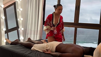 Massagista Asiática Faz Massagem Relaxante Em Negro Dotado Que Não Resistiu E Gozou Dentro Da Buceta Da Latina Gostosa – Lina Nakamura