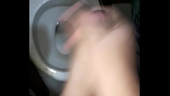 Jalándome En El Baño