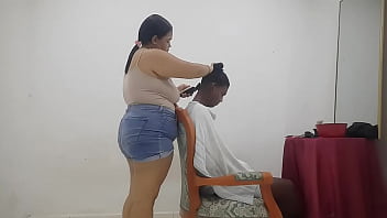 Estilista Seduce A Su Cliente Y Termina Follandoselo Hasta Que Le Parte Su Gran Coño