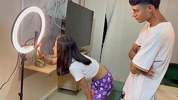 Le Ayudo A Mi Pequeña Hermanastra Con Sus Redes Sociales Y Termino Follandomela Duro Por El Culo. H.l.