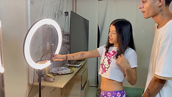 Le Ayudo A Mi Pequeña Hermanastra Con Sus Redes Sociales Y Termino Follandomela Duro Por El Culo.