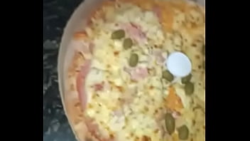 Sabadou Comendo Pizza Paga Pelas Doações Dos Trouxas